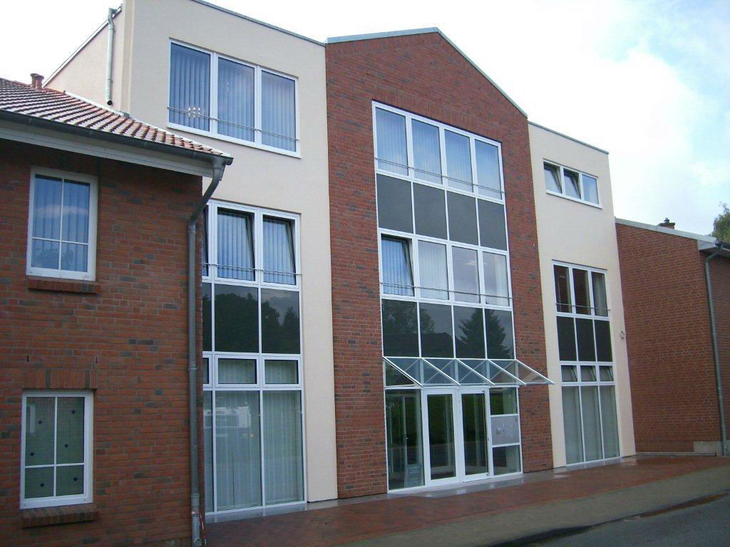 Cremefarbenes Mehrfamilienhaus mit Ziegelsteinfassade - Eingangsbereich